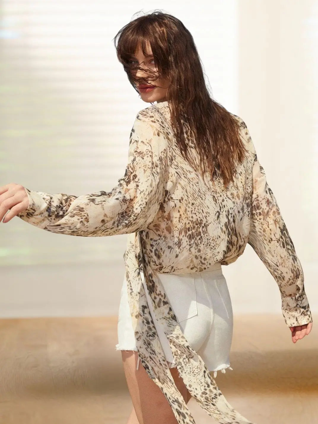 Blusa-Ampla-Animal-Print - EstiloE, Camisa Manga Longa, Camisa Feminina Manga Longa, Camisa Feminina Estampada, Blusa Feminina Chiffon, Blusa Feminina, Blusa Sofisticada, Blusa Manga Longa, Blusa Feminina Animal Print, Blusa Estampa Onça, Estampa Animal Print