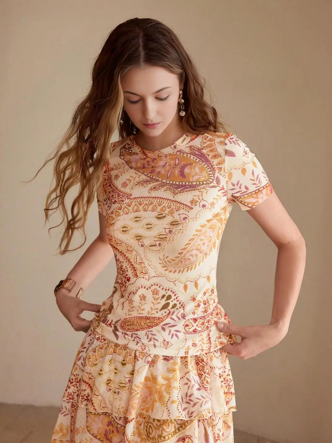 Blusa Manga Curta Malha Tule Paisley - EstiloE, Blusa Manga Curta, Blusa Feminina Manga Curta, Blusa Feminina Floral, Blusa Feminina Estampada, Blusa Feminina, Blusa Estampa Paisley, Blusa Manga Curta Paisley, Camiseta estampada, Camiseta Feminina, Blusa de Malha, Blusa de Tule