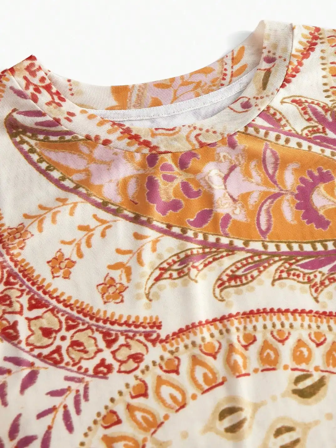 Blusa Manga Curta Malha Tule Paisley - EstiloE, Blusa Manga Curta, Blusa Feminina Manga Curta, Blusa Feminina Floral, Blusa Feminina Estampada, Blusa Feminina, Blusa Estampa Paisley, Blusa Manga Curta Paisley, Camiseta estampada, Camiseta Feminina, Blusa de Malha, Blusa de Tule