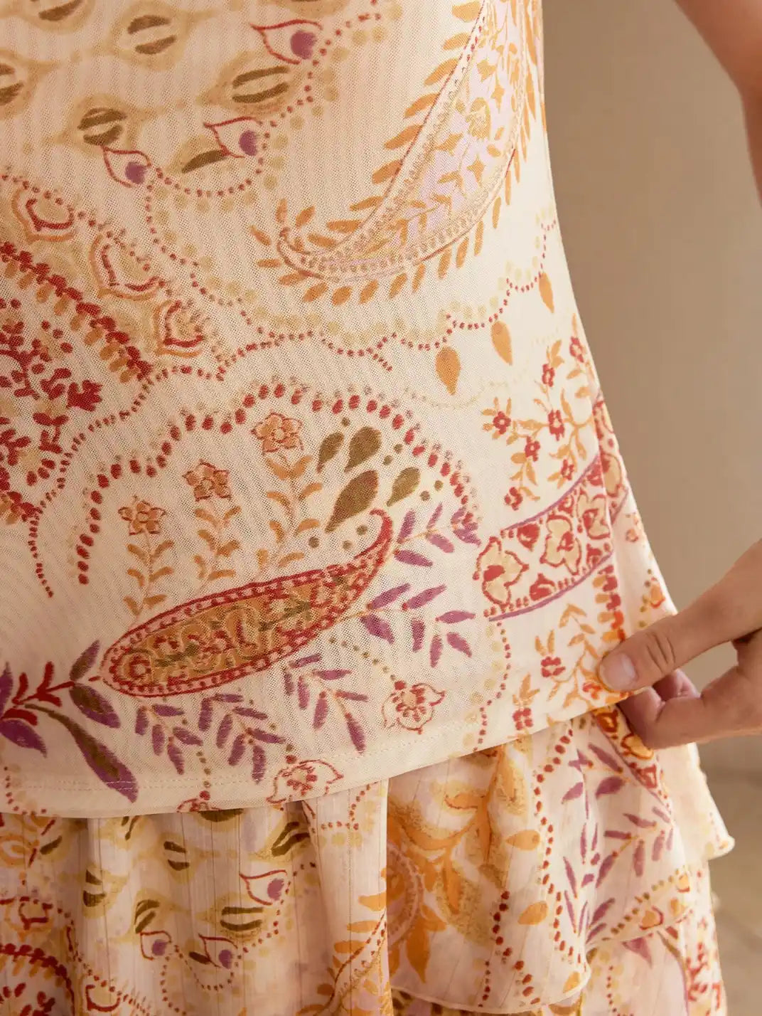 Blusa Manga Curta Malha Tule Paisley - EstiloE, Blusa Manga Curta, Blusa Feminina Manga Curta, Blusa Feminina Floral, Blusa Feminina Estampada, Blusa Feminina, Blusa Estampa Paisley, Blusa Manga Curta Paisley, Camiseta estampada, Camiseta Feminina, Blusa de Malha, Blusa de Tule