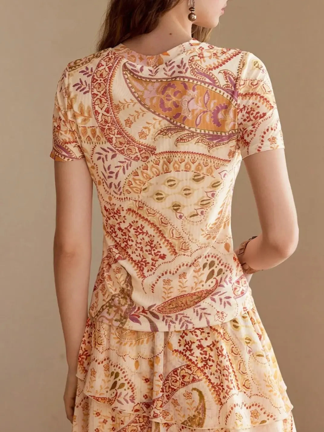 Blusa Manga Curta Malha Tule Paisley - EstiloE, Blusa Manga Curta, Blusa Feminina Manga Curta, Blusa Feminina Floral, Blusa Feminina Estampada, Blusa Feminina, Blusa Estampa Paisley, Blusa Manga Curta Paisley, Camiseta estampada, Camiseta Feminina, Blusa de Malha, Blusa de Tule