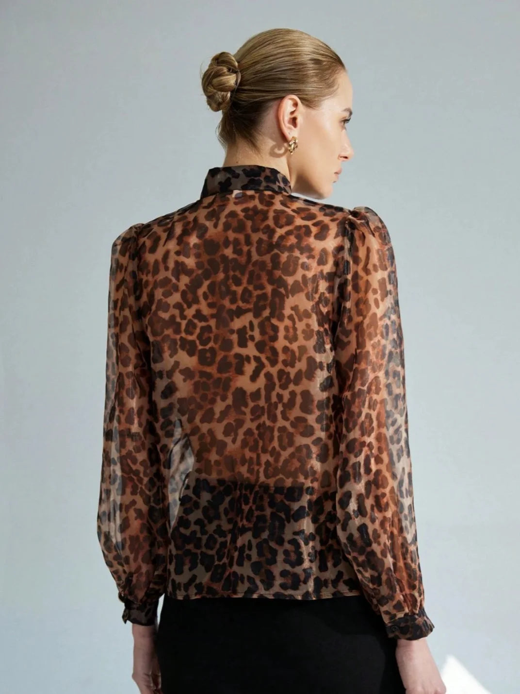 Blusa Manga Longa Organza Onça - EstiloE, Blusa Manga Longa, Camisa Feminina Manga Longa, Blusa Feminina Estampada, Camisa Feminina Organza, Camisa Feminina, Blusa Sofisticada, Blusa Manga Longa, Blusa Feminina Animal Print, Camisa Estampa Onça, Estampa Animal Print, Camisa Feminina Elegante
