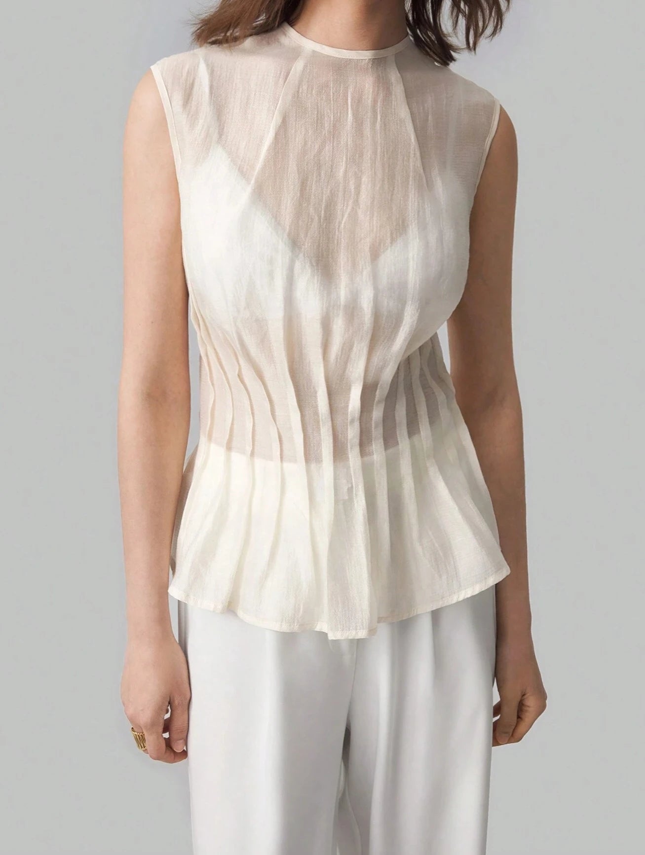 Blusa Sem Manga Pregas na Cintura Bege - EstiloE, Blusa Feminina, Camisa Feminina sem Manga, Blusa com Prega, Blusa Acinturada, Blusa sem Manga, Blusa Bege, Blusa Feminina Bege, Blusa Marfim