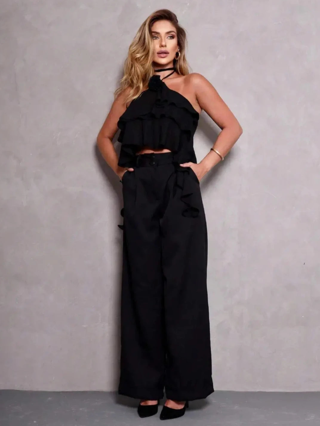 Blusa com Babados Flor Frente Única Preto - EstiloE, Blusa Feminina, Blusa Frente Única, Blusa com Flor, Blusa com Babados, Blusa Feminina Preto, Blusa Preto, Blusinha Feminina