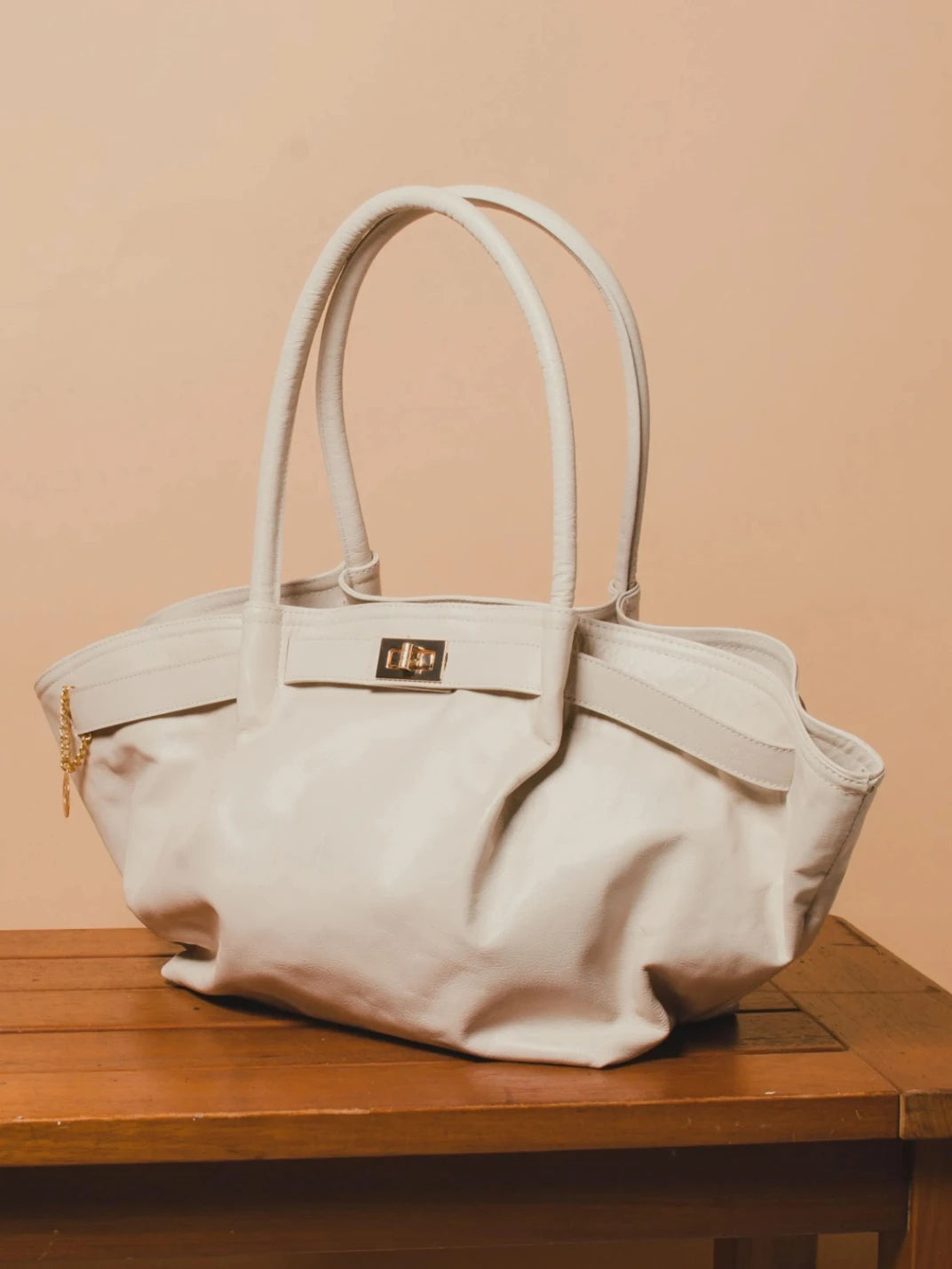 Bolsa Grande Couro Boho Glam Branco Off - EstiloE, Bolsa Feminina Grande, Bolsa de Ombro, Bolsa Grande, Bolsa Grande Feminina, Bolsa Casual, Bolsa Grande de Couro, Bolsa de Couro, Bolsa Feminina de Couro, Bolsa Elegante, Bolsa de Couro Legítimo