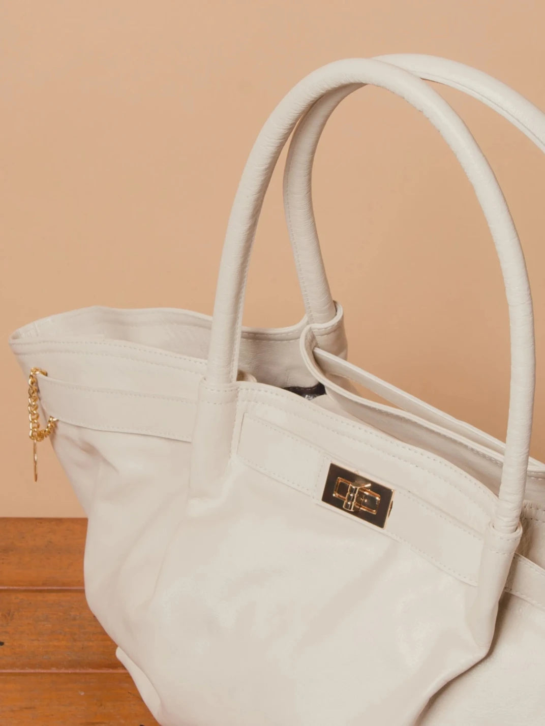 Bolsa Grande Couro Boho Glam Branco Off - EstiloE, Bolsa Feminina Grande, Bolsa de Ombro, Bolsa Grande, Bolsa Grande Feminina, Bolsa Casual, Bolsa Grande de Couro, Bolsa de Couro, Bolsa Feminina de Couro, Bolsa Elegante, Bolsa de Couro Legítimo