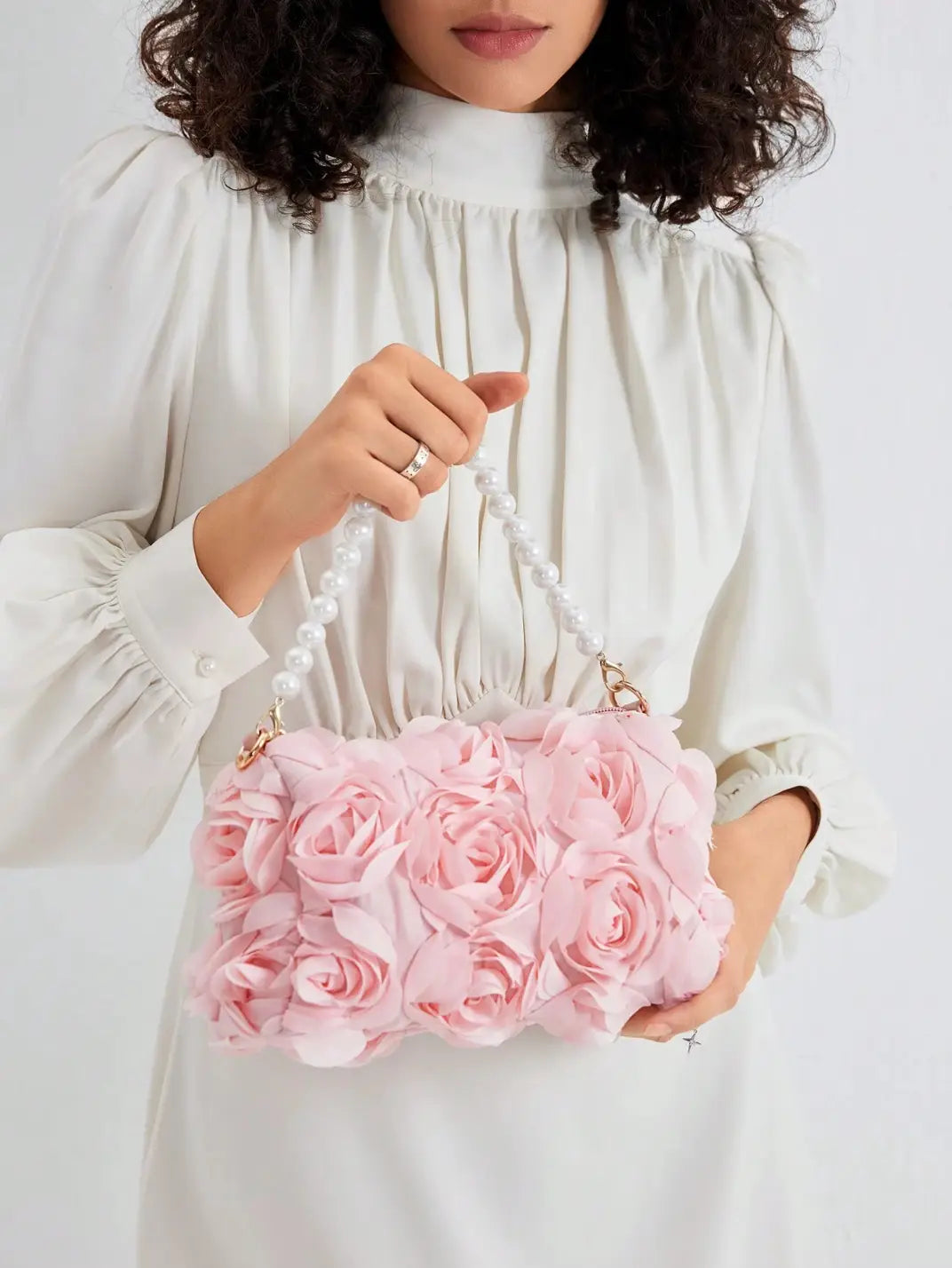 Bolsa Pequena Rosas Alça de Pérolas Rosa - EstiloE, Bolsa Feminina, Bolsa Pequena, Bolsinha Transversal, Bolsa Feminina Pequena, Bolsa Pequena Transversal, Bolsa Clutch, Clutch para Festas, Bolsa de Mão, Bolsa Chique, Bolsa de Festa