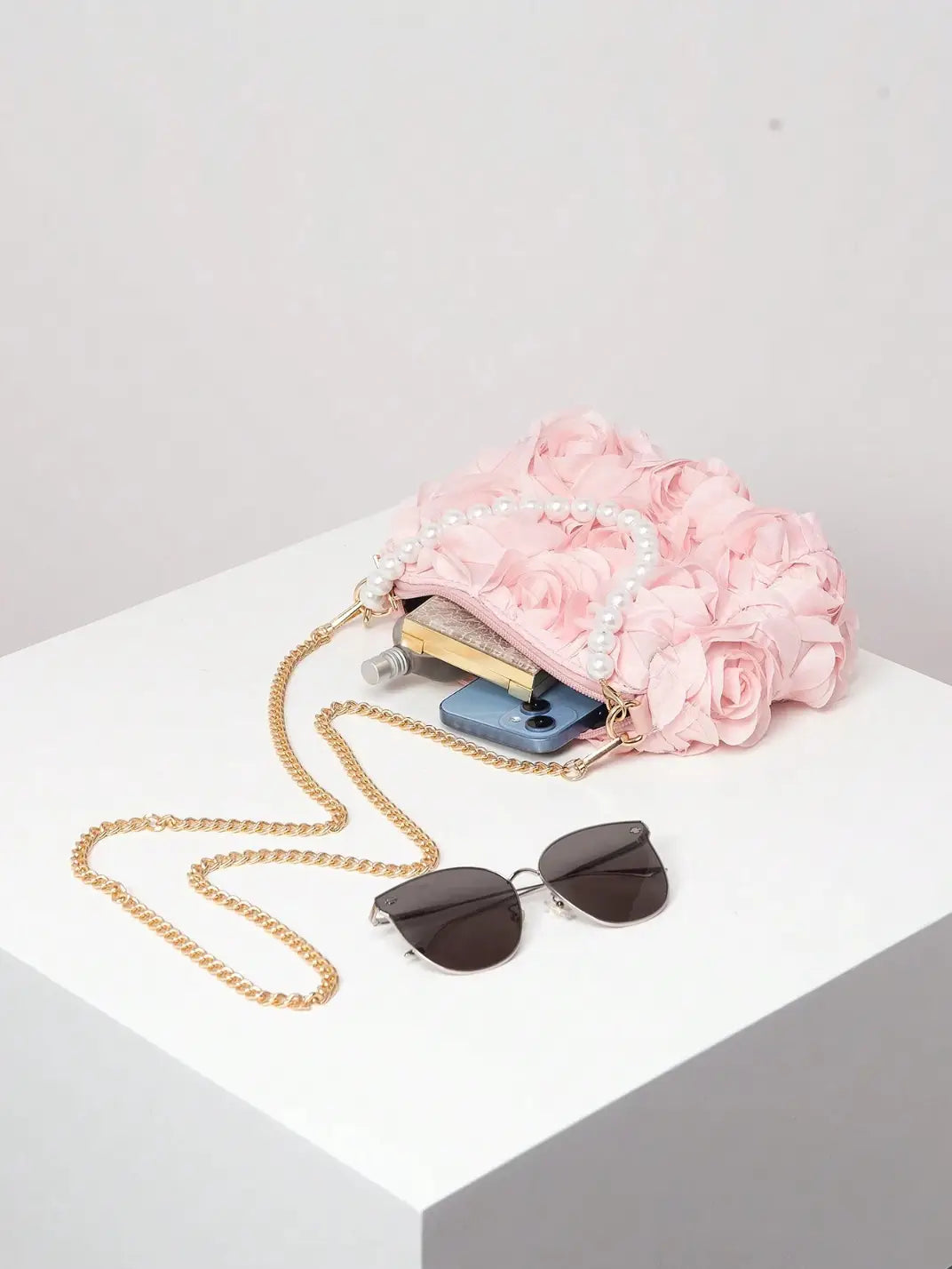 Bolsa Pequena Rosas Alça de Pérolas Rosa - EstiloE, Bolsa Feminina, Bolsa Pequena, Bolsinha Transversal, Bolsa Feminina Pequena, Bolsa Pequena Transversal, Bolsa Clutch, Clutch para Festas, Bolsa de Mão, Bolsa Chique, Bolsa de Festa