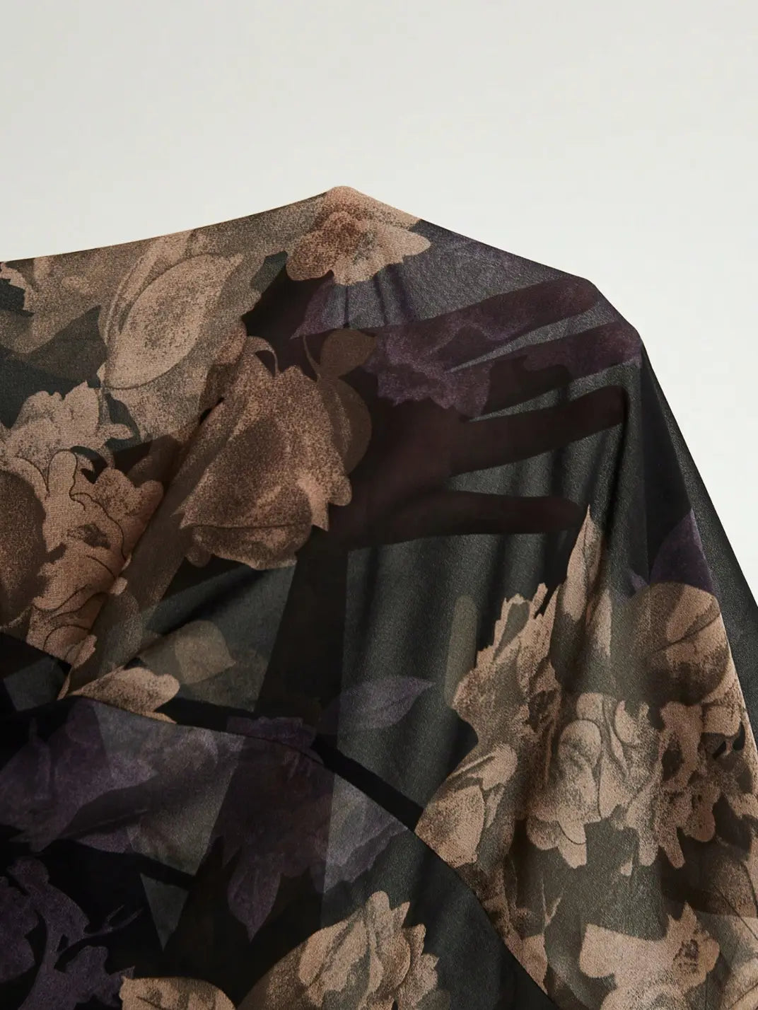 Camisa Manga Longa Floral Soft - EstiloE, Camisa Manga Longa, Camisa Feminina Manga Longa, Camisa Feminina Estampada, Camisa Feminina Chiffon, Camisa Feminina, Blusa Sofisticada, Blusa Manga Longa, Blusa Feminina Preta, Blusa Feminina, Blusa Elegante
