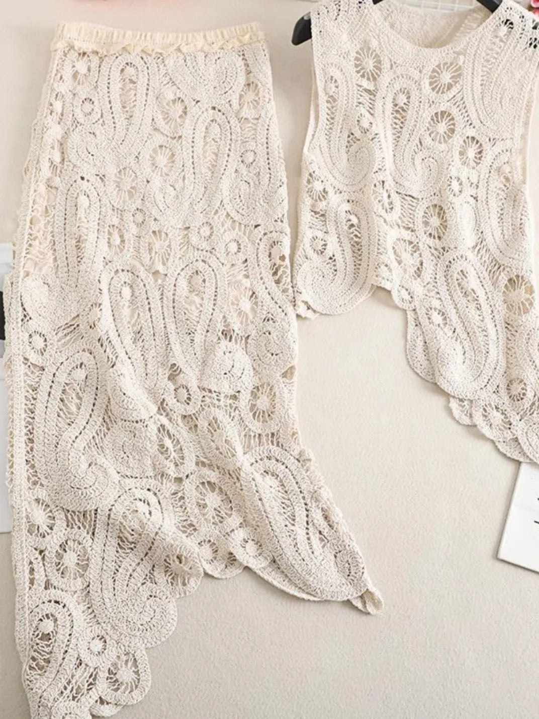 Conjunto Saia e Blusa Crochê Paisley Bege EstiloE, Conjunto Feminino, Conjunto Saia e Blusa, Conjunto Feminino Saia e Blusa, Conjunto Feminino Elegante, Conjunto Croche Feminino, Conjunto Saia e Blusa Croche, Conjunto Croche Bege