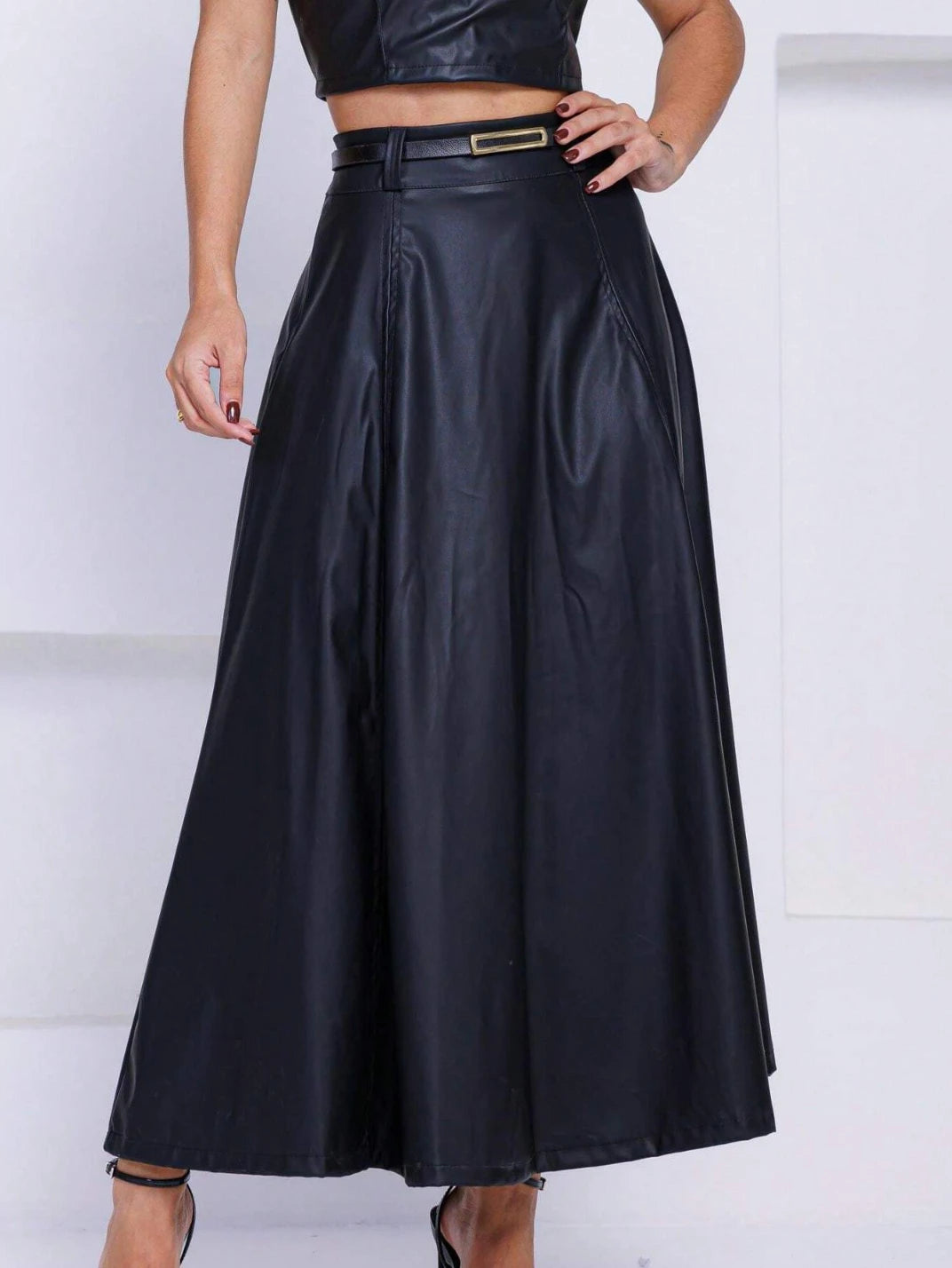 Saia Midi Couro Eco com Cinto Preto - EstiloE, Saia Longa, Saia Couro Eco, Saia Feminina, Saia Casual, Saia Soltinha, Saia Couro Sintético, Saia Elegante, Saia Preta