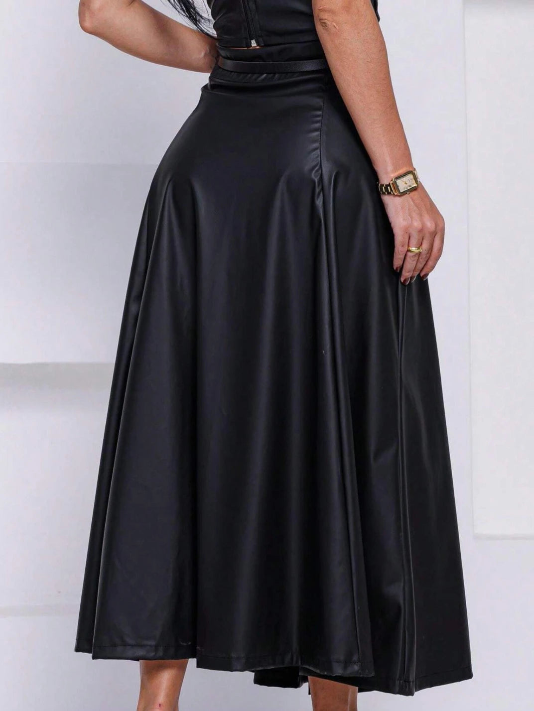 Saia Midi Couro Eco com Cinto Preto - EstiloE, Saia Longa, Saia Couro Eco, Saia Feminina, Saia Casual, Saia Soltinha, Saia Couro Sintético, Saia Elegante, Saia Preta