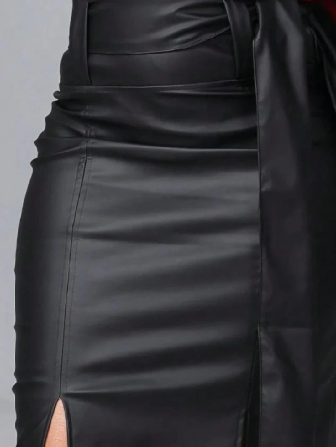 Saia Midi Couro Eco com Faixa Preto EstiloE, Saia Midi de Couro Eco, Saia Midi, Saia Couro Eco, Saia Feminina, Saia com Fenda, Saia Casual, Saia Couro Eco Preta, Saia Preta, Saia Lápis, Saia Couro Sintético
