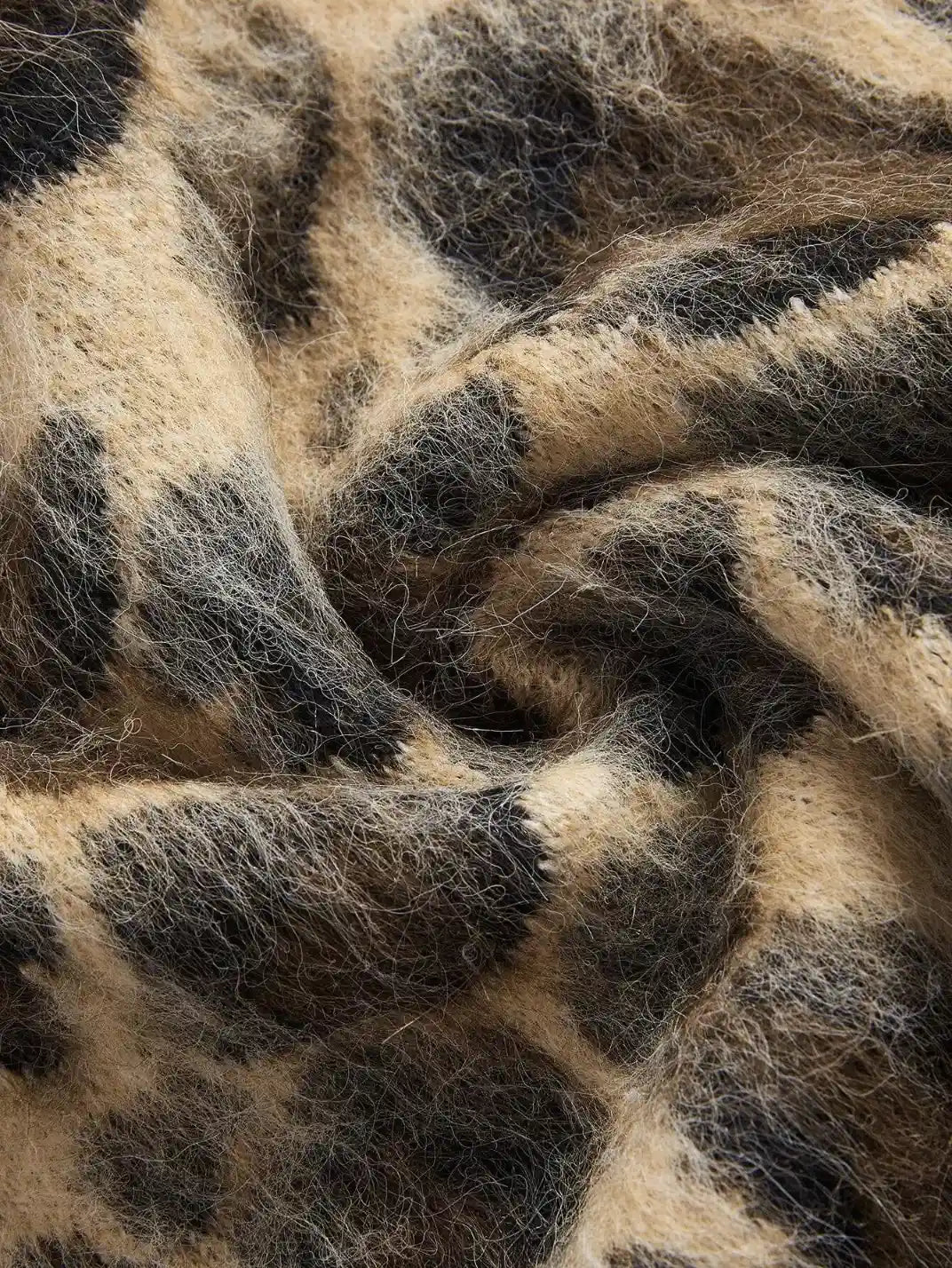 Suéter Feminino Tricot Animal Print Pelo - EstiloE, Suéter Feminino, Suéter Tricot, Suéter Animal Print, Suéter Onça, Suéter Leopardo, Suéter Peluciado, Suéter Felpudo, Blusa de Tricot, Tricot Animal Print, Suéter Elegante, Blusão Tricot