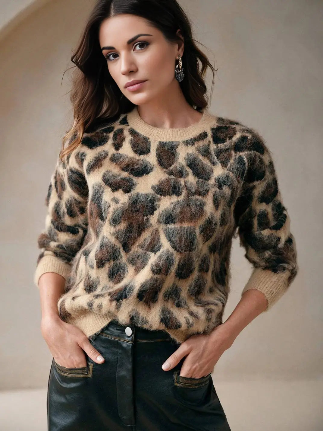 Suéter Feminino Tricot Animal Print Pelo - EstiloE, Suéter Feminino, Suéter Tricot, Suéter Animal Print, Suéter Onça, Suéter Leopardo, Suéter Peluciado, Suéter Felpudo, Blusa de Tricot, Tricot Animal Print, Suéter Elegante, Blusão Tricot, Suéter de Lã