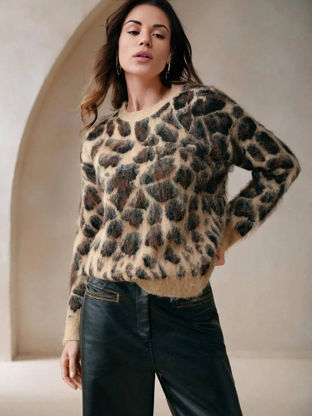 Suéter Feminino Tricot Animal Print Pelo - EstiloE, Suéter Feminino, Suéter Tricot, Suéter Animal Print, Suéter Onça, Suéter Leopardo, Suéter Peluciado, Suéter Felpudo, Blusa de Tricot, Tricot Animal Print, Suéter Elegante, Blusão Tricot, Suéter de Lã