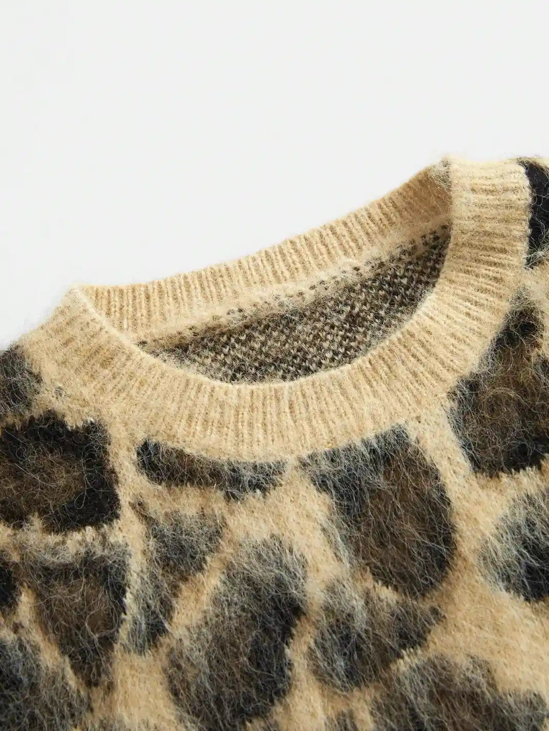 Suéter Feminino Tricot Animal Print Pelo - EstiloE, Suéter Feminino, Suéter Tricot, Suéter Animal Print, Suéter Onça, Suéter Leopardo, Suéter Peluciado, Suéter Felpudo, Blusa de Tricot, Tricot Animal Print, Suéter Elegante, Blusão Tricot