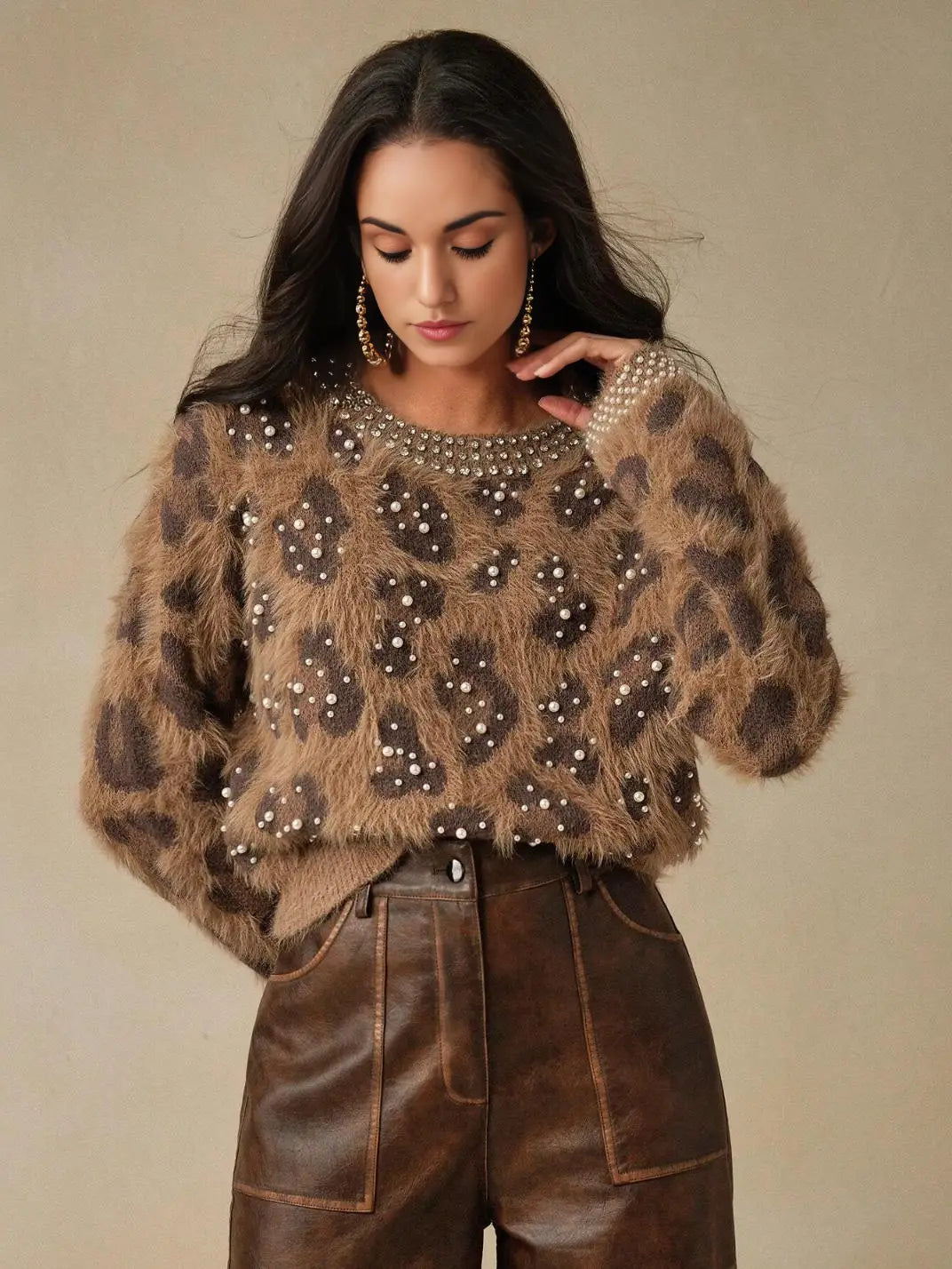 Suéter Feminino Tricot Onça Pérolas Castanho - EstiloE, Suéter Feminino, Suéter Tricot, Suéter Animal Print, Suéter Onça, Suéter Leopardo, Suéter Peluciado, Suéter Felpudo, Blusa de Tricot, Tricot Animal Print, Suéter Elegante, Blusão Tricot, Suéter de Lã