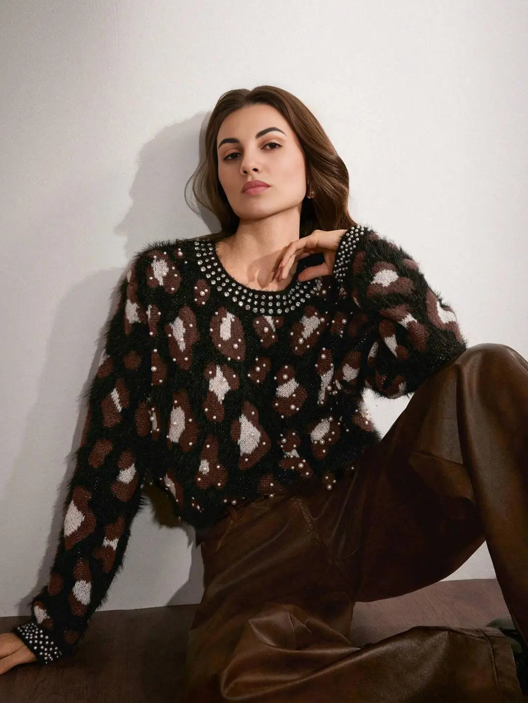 Suéter Feminino Tricot Onça Pérolas Preto - EstiloE, Suéter Feminino, Suéter Tricot, Suéter Animal Print, Suéter Onça, Suéter Leopardo, Suéter Peluciado, Suéter Felpudo, Blusa de Tricot, Tricot Animal Print, Suéter Elegante, Blusão Tricot, Suéter de Lã, Suéter Preto