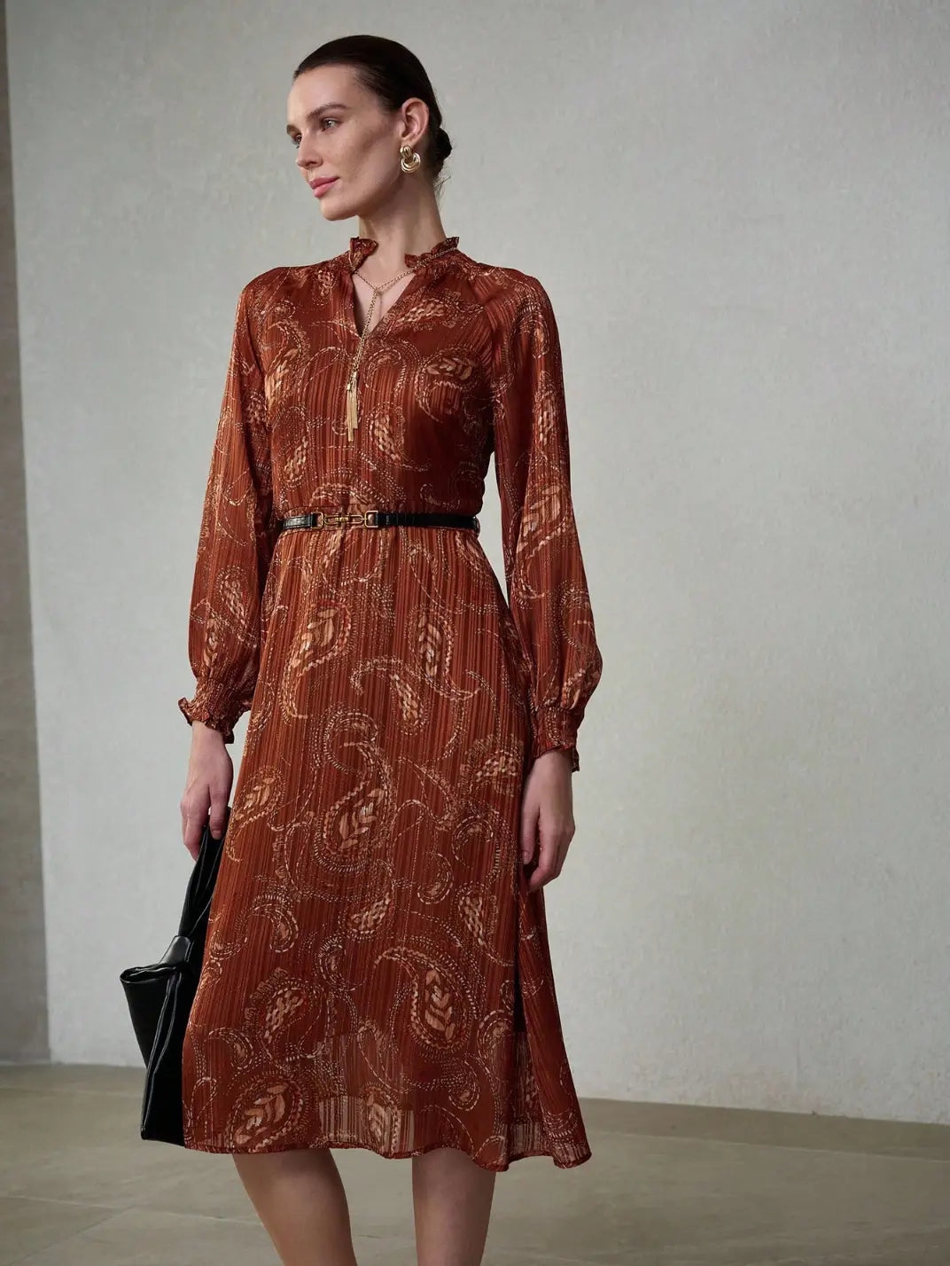 Vestido Midi Manga Longa Textura Paisley Castanho - EstiloE, Vestido Manga Longa Bufante, Vestido Longo, Vestido Manga Longa, Vestido Boho, Vestido Elegante, Vestido Midi, Vestido Chiffon, Vestido Estampa Paislay, Vestido Manga Longa Estampa Castanho