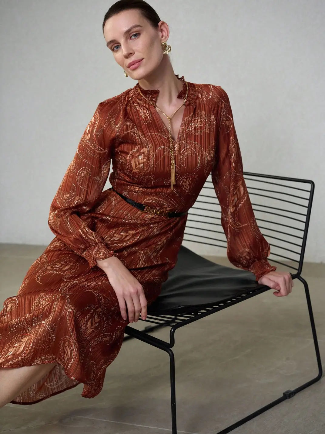 Vestido Midi Manga Longa Textura Paisley Castanho - EstiloE, Vestido Manga Longa Bufante, Vestido Longo, Vestido Manga Longa, Vestido Boho, Vestido Elegante, Vestido Midi, Vestido Chiffon, Vestido Estampa Paislay, Vestido Manga Longa Estampa Castanho