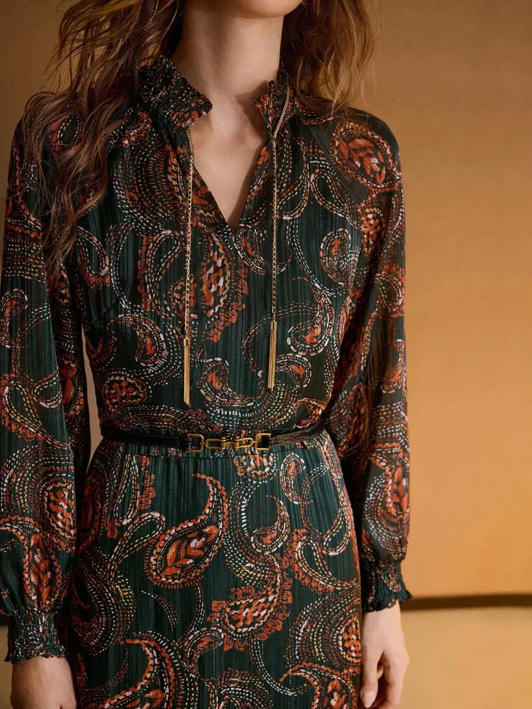 Vestido Midi Manga Longa Textura Paisley Verde - EstiloE, Vestido Manga Longa Bufante, Vestido Longo, Vestido Manga Longa, Vestido Boho, Vestido Elegante, Vestido Midi, Vestido Chiffon, Vestido Estampa Paislay, Vestido Manga Longa Estampa Verde