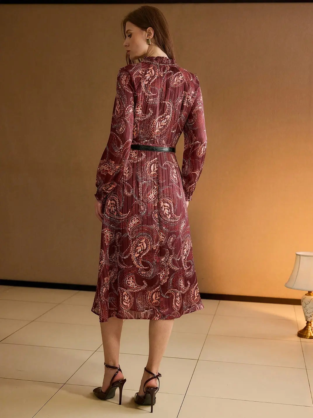 Vestido Midi Manga Longa Textura Paisley Vinho - EstiloE, Vestido Manga Longa Bufante, Vestido Longo, Vestido Manga Longa, Vestido Boho, Vestido Elegante, Vestido Midi, Vestido Chiffon, Vestido Estampa Paislay, Vestido Manga Longa Estampa Vinho