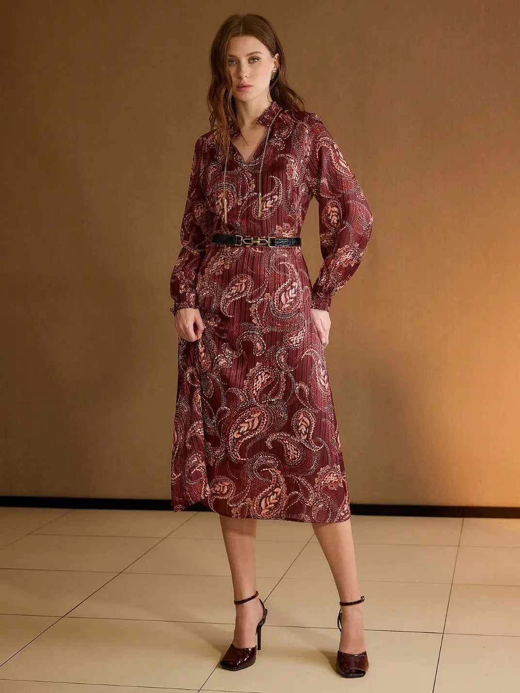 Vestido Midi Manga Longa Textura Paisley Vinho - EstiloE, Vestido Manga Longa Bufante, Vestido Longo, Vestido Manga Longa, Vestido Boho, Vestido Elegante, Vestido Midi, Vestido Chiffon, Vestido Estampa Paislay, Vestido Manga Longa Estampa Vinho