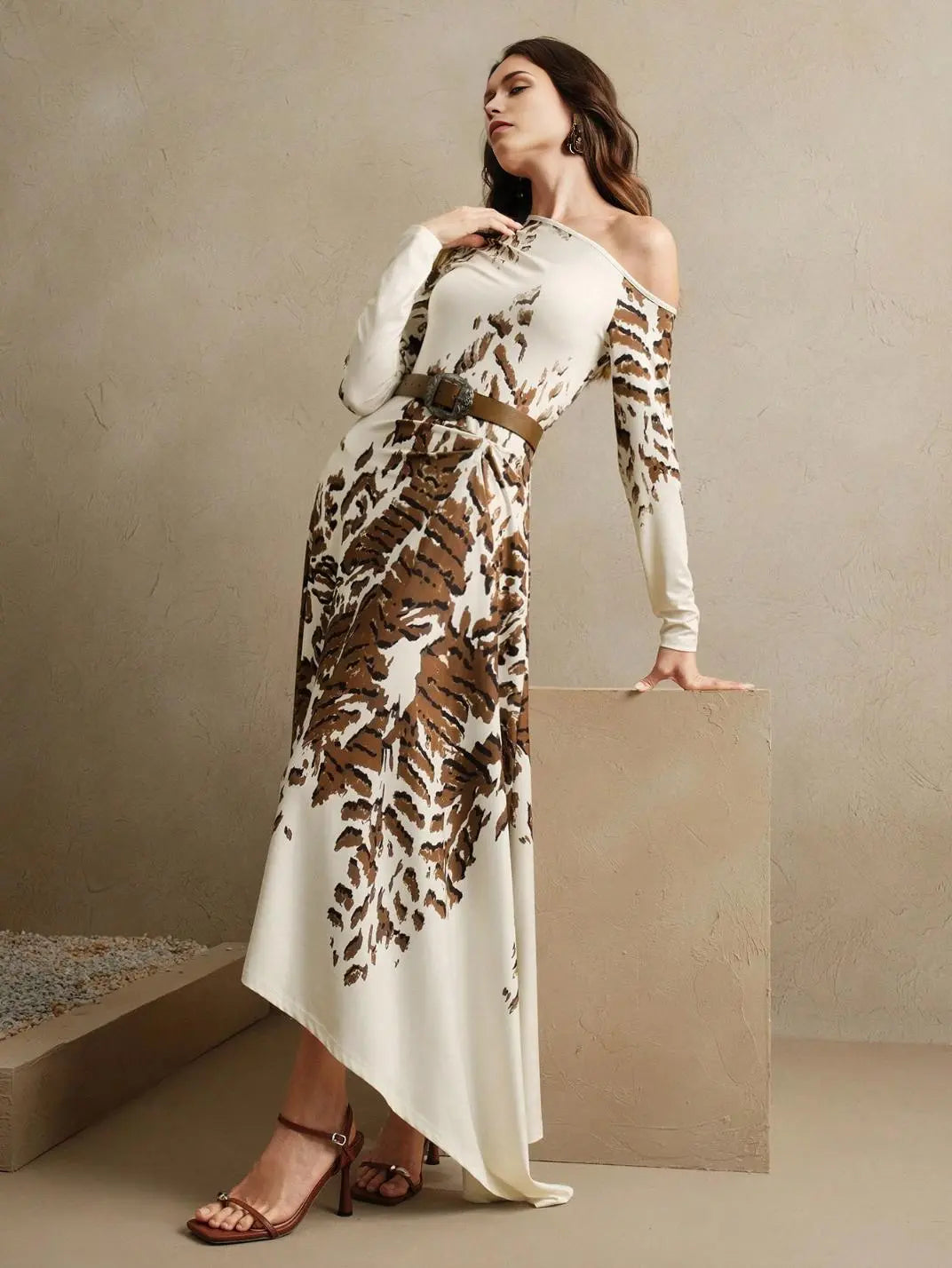 Vestido Midi Manga Longa Assimétrico - EstiloE, Vestido Manga Ombro a Mostra, Vestido Longo, Vestido Manga Longa, Vestido Boho, Vestido Elegante, Vestido Midi, Vestido Moderno, Vestido Assimétrico
