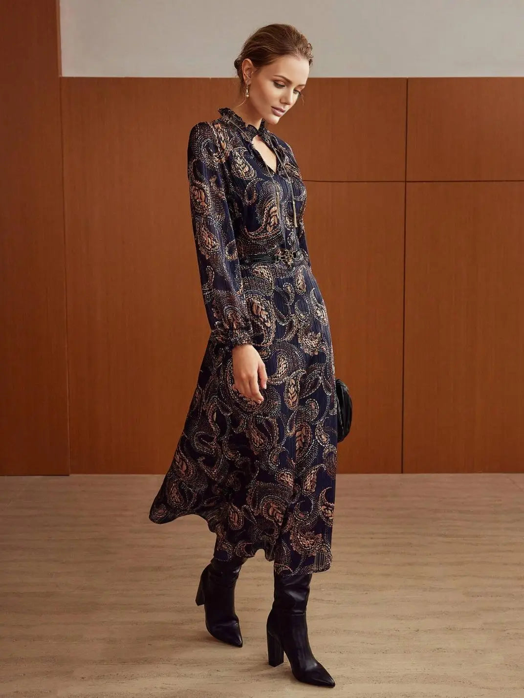 Vestido Midi Manga Longa Textura Paisley Marinho - EstiloE, Vestido Manga Longa Bufante, Vestido Longo, Vestido Manga Longa, Vestido Boho, Vestido Elegante, Vestido Midi, Vestido Chiffon, Vestido Estampa Paislay - Vestido Estampado Marinho