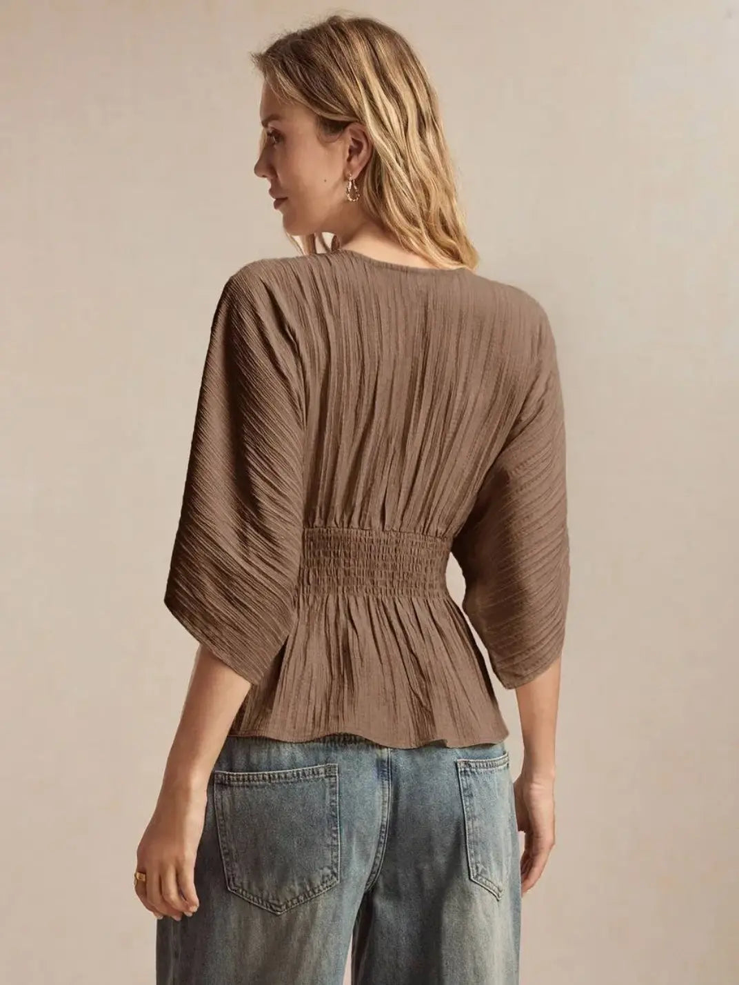 Blusa Manga Morcego Cintura Elástica Marrom - EtiloE, Blusa Feminina, Camisa Feminina Meia Manga, Blusa Feminina Meia Manga, Blusa Feminina Manga Morcego, Blusa Feminina Marrom, Blusa Marrom, Blusinha Feminina Marrom, Blusa franzida, Blusa com Elástico