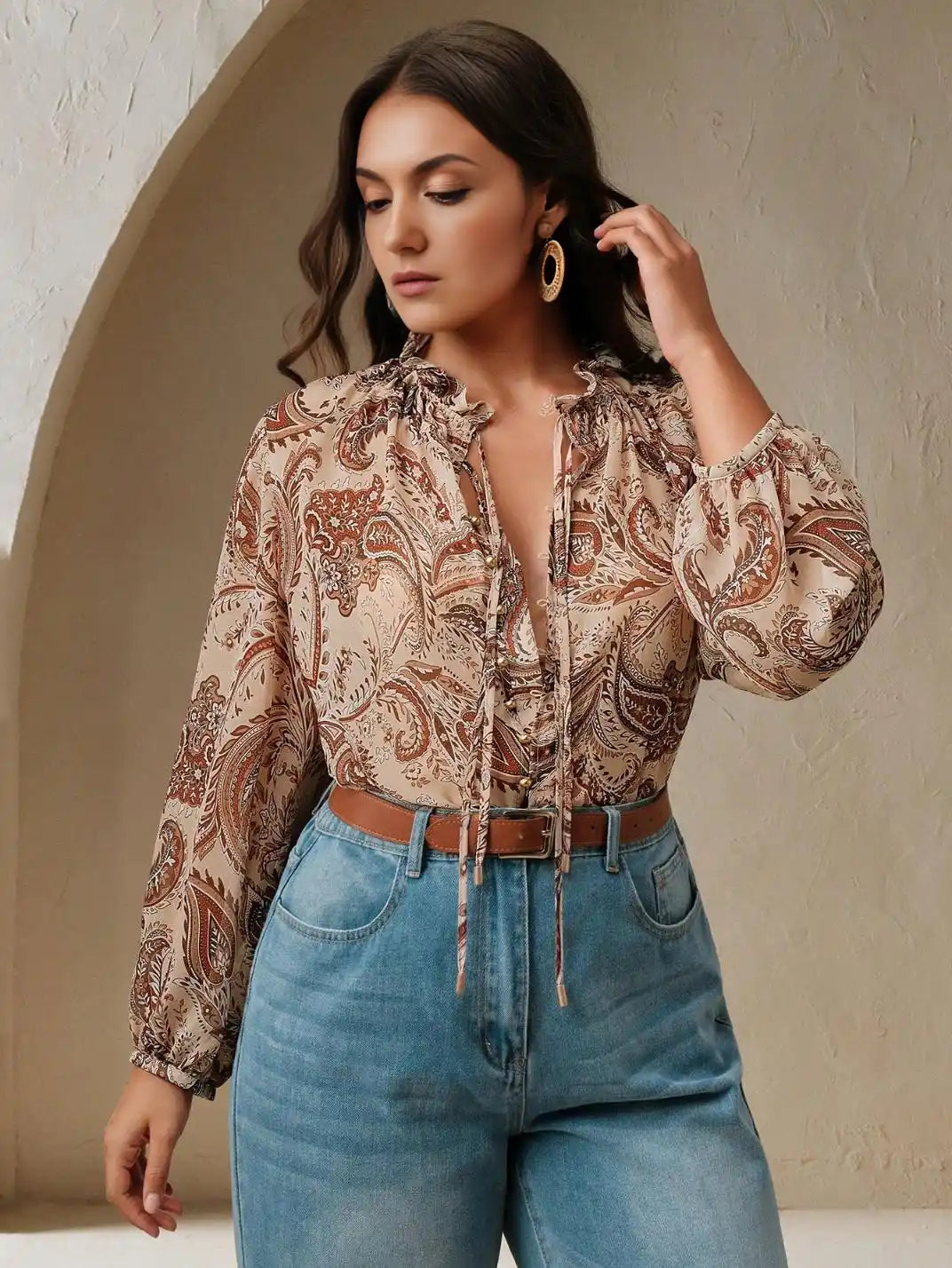 Blusa Manga Longa com Laços Paisley Plus Castanho - EstiloE, Camisa Manga Longa, Camisa Feminina Manga Longa, Camisa Feminina Floral, Camisa Feminina Estampada, Camisa Feminina, Blusa Sofisticada, Blusa Manga Longa, Blusa Feminina Castanho, Blusa Feminina, Blusa Estampa Paisley, Blusa Elegante, Blusa Manga Longa Plus, Camisa Feminina Plus, Blusa Plus Size