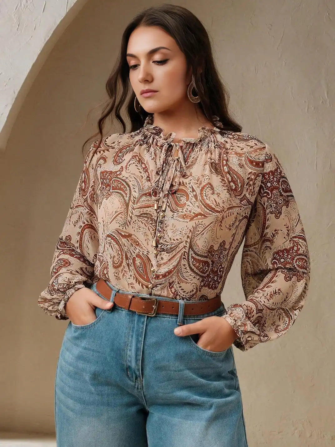 Blusa Manga Longa com Laços Paisley Plus Castanho - EstiloE, Camisa Manga Longa, Camisa Feminina Manga Longa, Camisa Feminina Floral, Camisa Feminina Estampada, Camisa Feminina, Blusa Sofisticada, Blusa Manga Longa, Blusa Feminina Castanho, Blusa Feminina, Blusa Estampa Paisley, Blusa Elegante, Blusa Manga Longa Plus, Camisa Feminina Plus, Blusa Plus Size