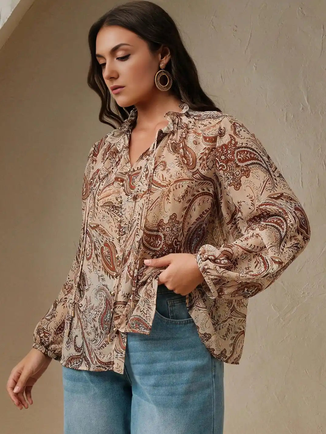 Blusa Manga Longa com Laços Paisley Plus Castanho - EstiloE, Camisa Manga Longa, Camisa Feminina Manga Longa, Camisa Feminina Floral, Camisa Feminina Estampada, Camisa Feminina, Blusa Sofisticada, Blusa Manga Longa, Blusa Feminina Castanho, Blusa Feminina, Blusa Estampa Paisley, Blusa Elegante, Blusa Manga Longa Plus, Camisa Feminina Plus, Blusa Plus Size