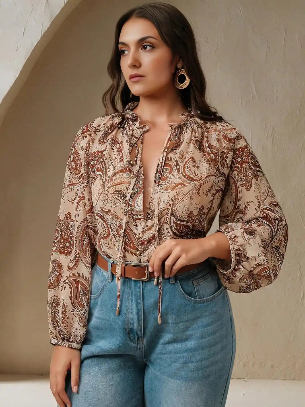 Blusa Manga Longa com Laços Paisley Plus Castanho - EstiloE, Camisa Manga Longa, Camisa Feminina Manga Longa, Camisa Feminina Floral, Camisa Feminina Estampada, Camisa Feminina, Blusa Sofisticada, Blusa Manga Longa, Blusa Feminina Castanho, Blusa Feminina, Blusa Estampa Paisley, Blusa Elegante, Blusa Manga Longa Plus, Camisa Feminina Plus, Blusa Plus Size