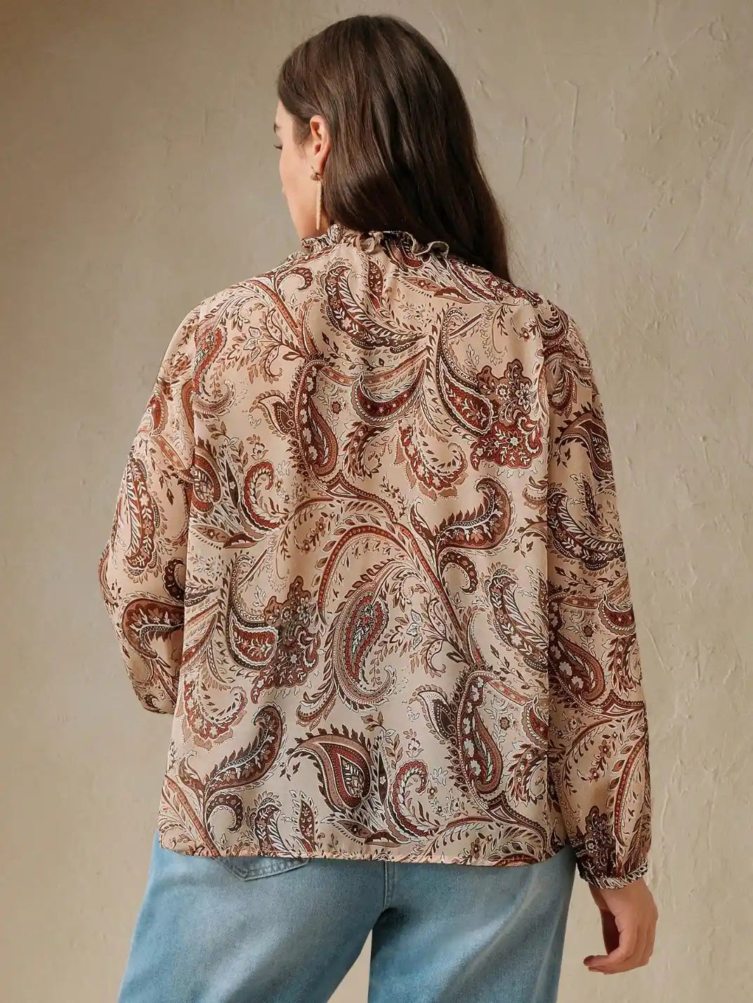 Blusa Manga Longa com Laços Paisley Plus Castanho - EstiloE, Camisa Manga Longa, Camisa Feminina Manga Longa, Camisa Feminina Floral, Camisa Feminina Estampada, Camisa Feminina, Blusa Sofisticada, Blusa Manga Longa, Blusa Feminina Castanho, Blusa Feminina, Blusa Estampa Paisley, Blusa Elegante, Blusa Manga Longa Plus, Camisa Feminina Plus, Blusa Plus Size