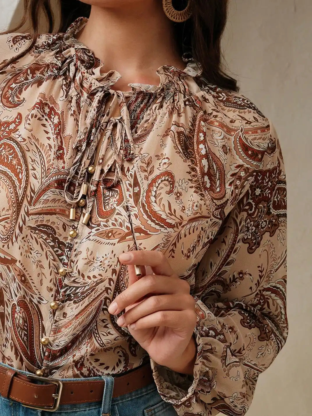 Blusa Manga Longa com Laços Paisley Plus Castanho - EstiloE, Camisa Manga Longa, Camisa Feminina Manga Longa, Camisa Feminina Floral, Camisa Feminina Estampada, Camisa Feminina, Blusa Sofisticada, Blusa Manga Longa, Blusa Feminina Castanho, Blusa Feminina, Blusa Estampa Paisley, Blusa Elegante, Blusa Manga Longa Plus, Camisa Feminina Plus, Blusa Plus Size