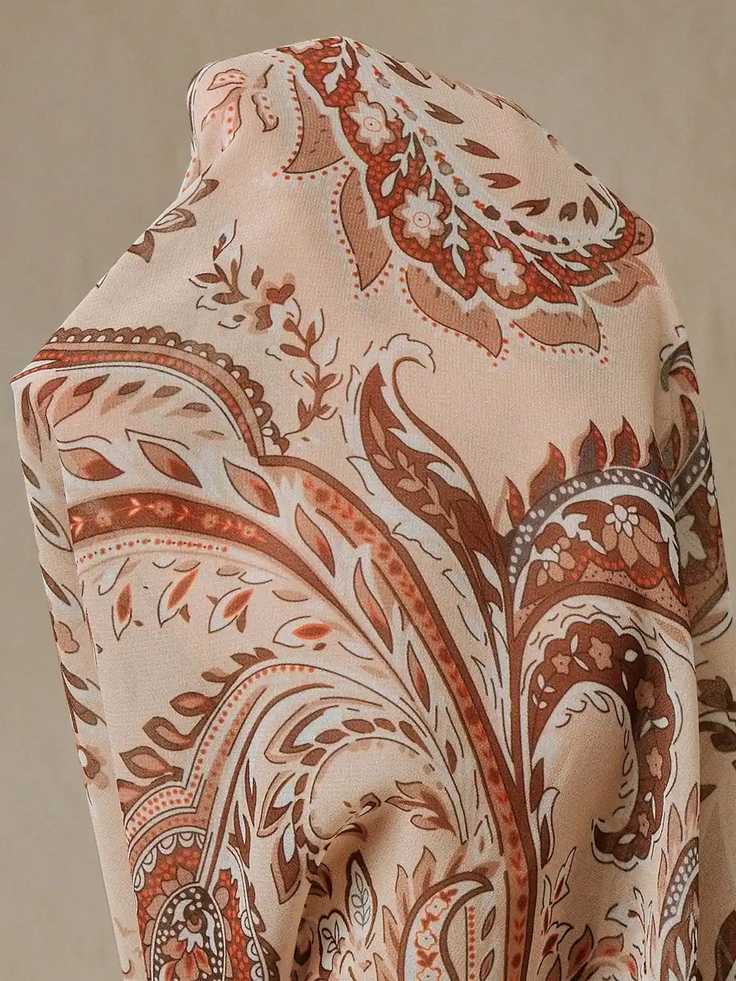 Blusa Manga Longa com Laços Paisley Plus Castanho - EstiloE, Camisa Manga Longa, Camisa Feminina Manga Longa, Camisa Feminina Floral, Camisa Feminina Estampada, Camisa Feminina, Blusa Sofisticada, Blusa Manga Longa, Blusa Feminina Castanho, Blusa Feminina, Blusa Estampa Paisley, Blusa Elegante, Blusa Manga Longa Plus, Camisa Feminina Plus, Blusa Plus Size
