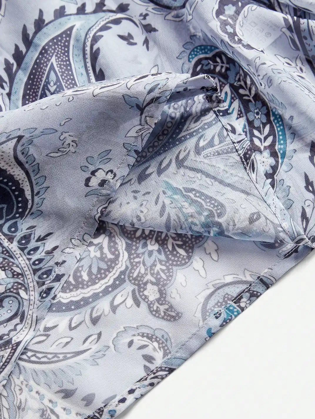 Blusa Manga Longa Amarração Paisley Azul - EstiloE, Camisa Manga Longa, Camisa Feminina Manga Longa, Camisa Feminina Floral, Camisa Feminina Estampada, Camisa Feminina, Blusa Sofisticada, Blusa Manga Longa, Blusa Feminina Azul, Blusa Feminina, Blusa Estampa Paisley, Blusa Elegante