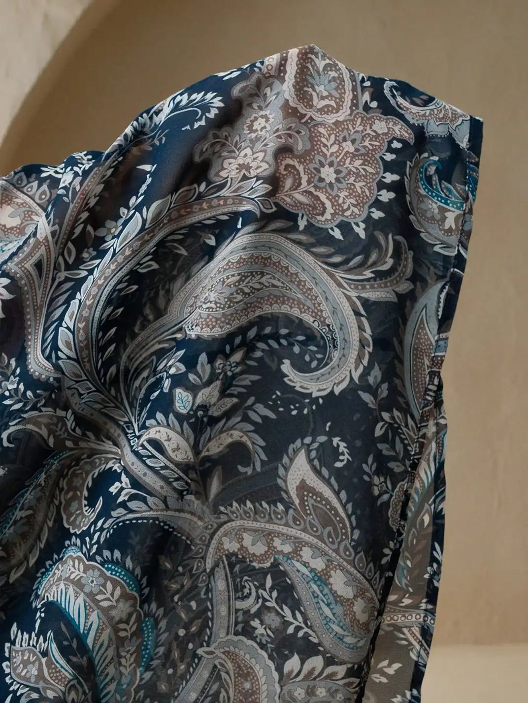 Blusa Manga Longa com Laços Paisley Marinho - EstiloE, Camisa Manga Longa, Camisa Feminina Manga Longa, Camisa Feminina Floral, Camisa Feminina Estampada, Camisa Feminina, Blusa Sofisticada, Blusa Manga Longa, Blusa Feminina Marinho, Blusa Feminina, Blusa Estampa Paisley, Blusa Elegante