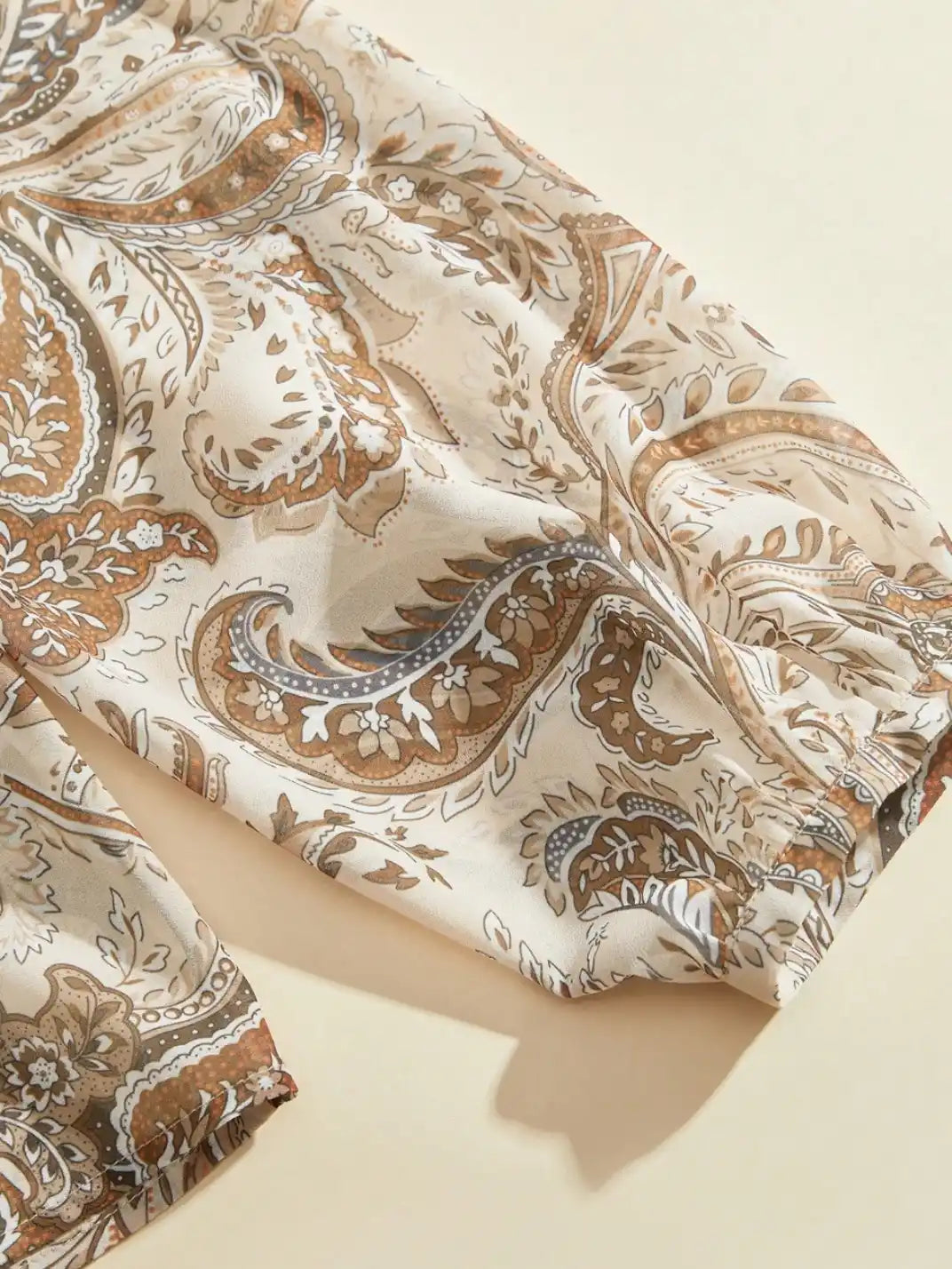 Blusa Manga Longa com Laços Paisley Castanho - EstiloE, Camisa Manga Longa, Camisa Feminina Manga Longa, Camisa Feminina Floral, Camisa Feminina Estampada, Camisa Feminina, Blusa Sofisticada, Blusa Manga Longa, Blusa Feminina Marrom, Blusa Feminina, Blusa Estampa Paisley, Blusa Elegante