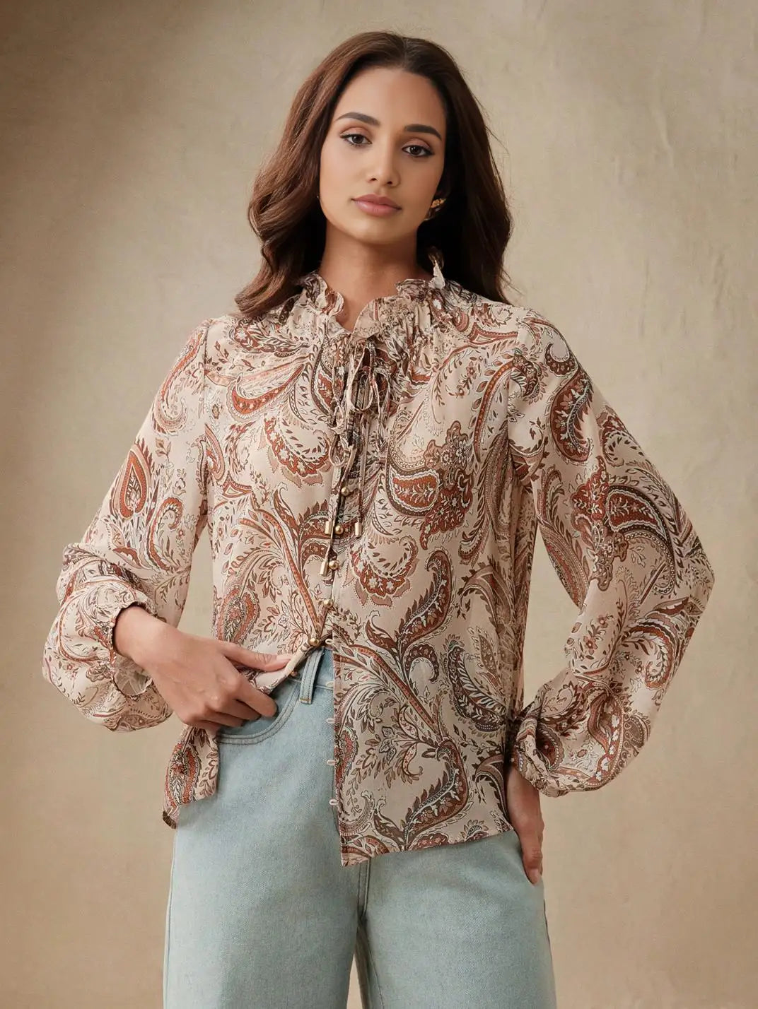 Blusa Manga Longa com Laços Paisley Castanho - EstiloE, Camisa Manga Longa, Camisa Feminina Manga Longa, Camisa Feminina Floral, Camisa Feminina Estampada, Camisa Feminina, Blusa Sofisticada, Blusa Manga Longa, Blusa Feminina Marrom, Blusa Feminina, Blusa Estampa Paisley, Blusa Elegante