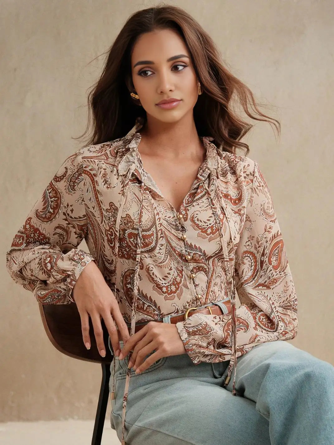 Blusa Manga Longa com Laços Paisley Castanho - EstiloE, Camisa Manga Longa, Camisa Feminina Manga Longa, Camisa Feminina Floral, Camisa Feminina Estampada, Camisa Feminina, Blusa Sofisticada, Blusa Manga Longa, Blusa Feminina Marrom, Blusa Feminina, Blusa Estampa Paisley, Blusa Elegante