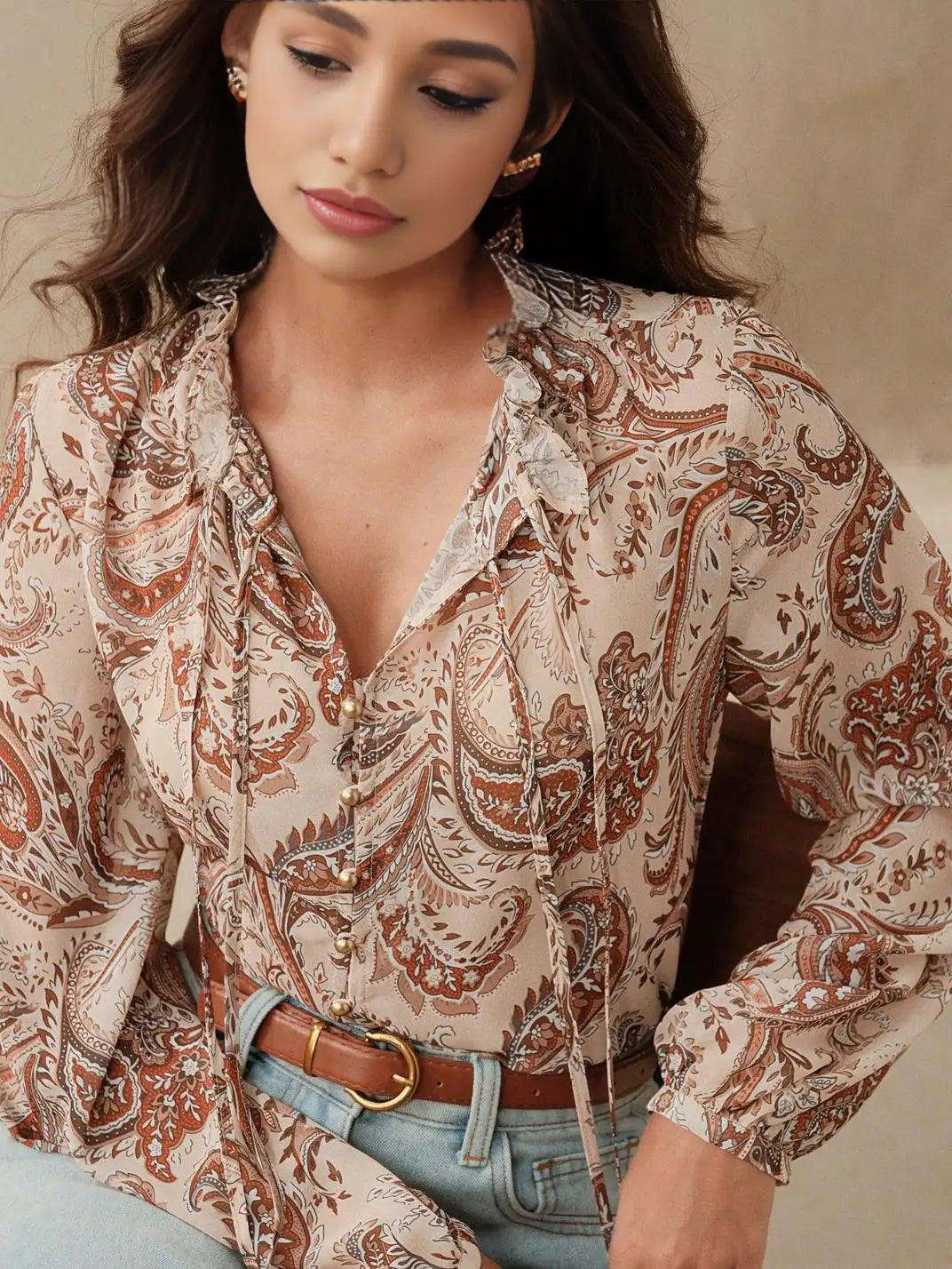 Blusa Manga Longa com Laços Paisley Castanho - EstiloE, Camisa Manga Longa, Camisa Feminina Manga Longa, Camisa Feminina Floral, Camisa Feminina Estampada, Camisa Feminina, Blusa Sofisticada, Blusa Manga Longa, Blusa Feminina Marrom, Blusa Feminina, Blusa Estampa Paisley, Blusa Elegante