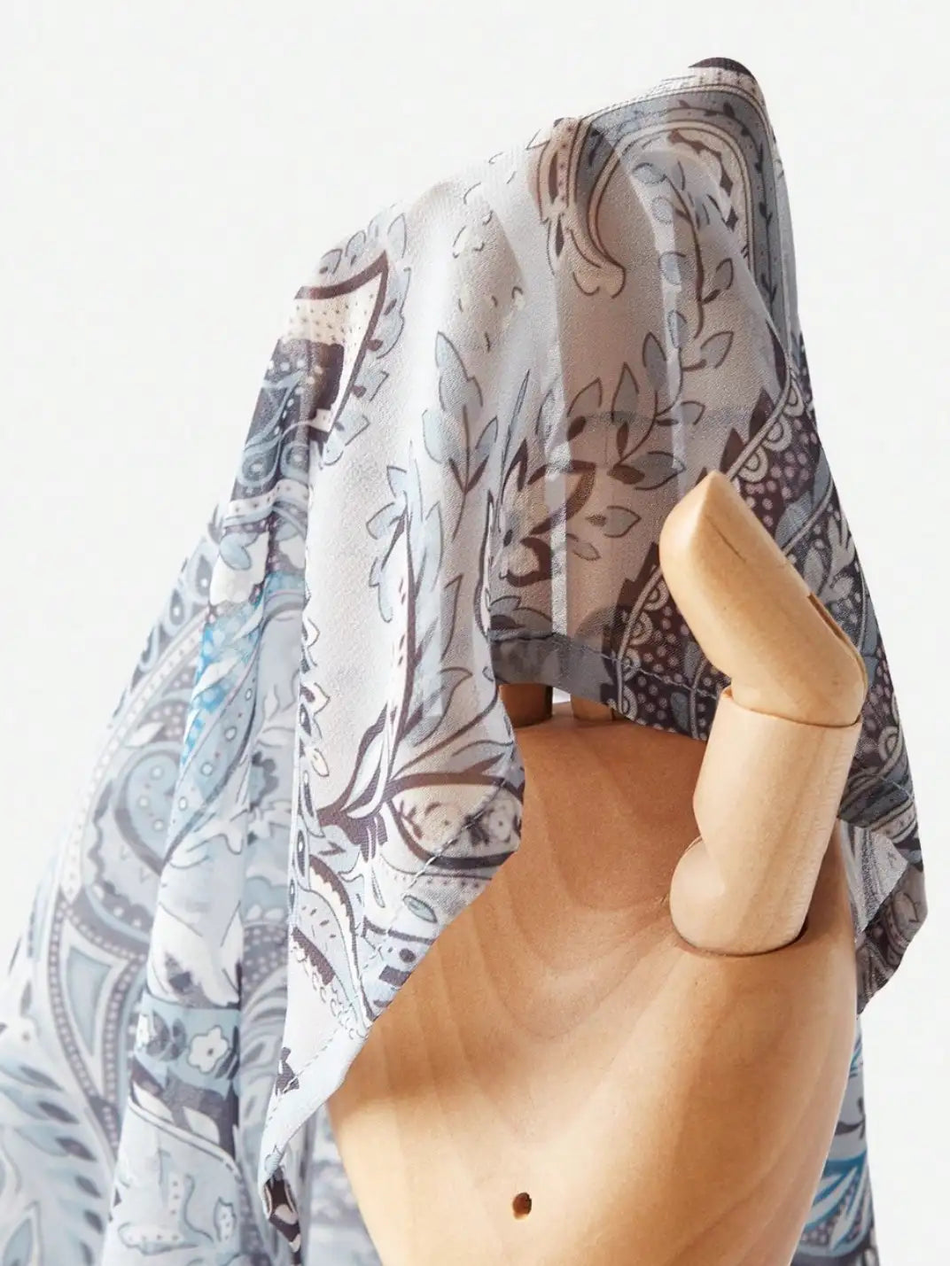 Blusa Manga Longa com Laços Paisley Plus - EstiloE, Camisa Manga Longa, Camisa Feminina Manga Longa, Camisa Feminina Floral, Camisa Feminina Estampada, Camisa Feminina, Blusa Sofisticada, Blusa Manga Longa, Blusa Feminina Azul, Blusa Feminina, Blusa Estampa Paisley, Blusa Elegante, Blusa Manga Longa Plus, Camisa Feminina Plus, Blusa Plus Size