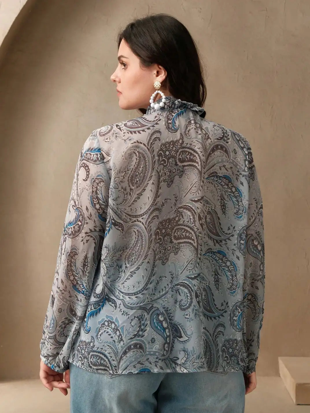 Blusa Manga Longa com Laços Paisley Plus - EstiloE, Camisa Manga Longa, Camisa Feminina Manga Longa, Camisa Feminina Floral, Camisa Feminina Estampada, Camisa Feminina, Blusa Sofisticada, Blusa Manga Longa, Blusa Feminina Azul, Blusa Feminina, Blusa Estampa Paisley, Blusa Elegante, Blusa Manga Longa Plus, Camisa Feminina Plus, Blusa Plus Size