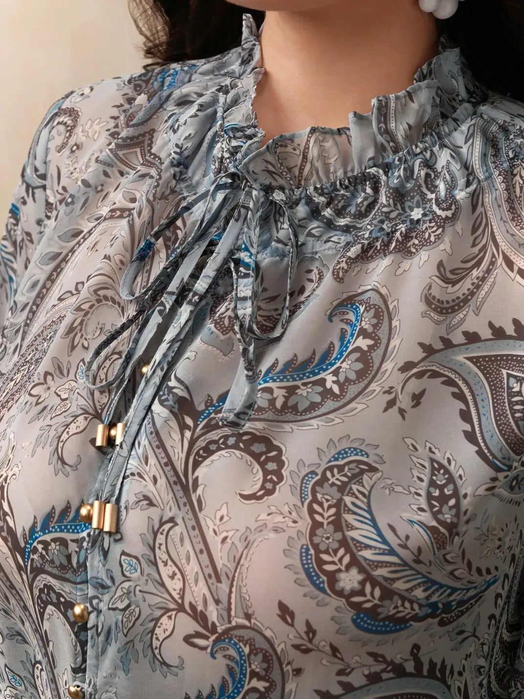 Blusa Manga Longa com Laços Paisley Plus - EstiloE, Camisa Manga Longa, Camisa Feminina Manga Longa, Camisa Feminina Floral, Camisa Feminina Estampada, Camisa Feminina, Blusa Sofisticada, Blusa Manga Longa, Blusa Feminina Azul, Blusa Feminina, Blusa Estampa Paisley, Blusa Elegante, Blusa Manga Longa Plus, Camisa Feminina Plus, Blusa Plus Size