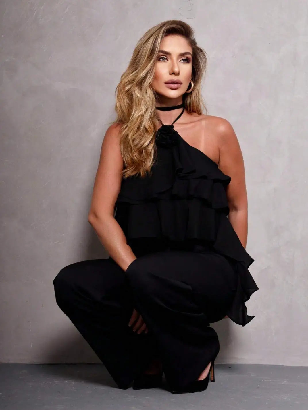 Blusa com Babados Flor Frente Única Preto - EstiloE, Blusa Feminina, Blusa Frente Única, Blusa com Flor, Blusa com Babados, Blusa Feminina Preto, Blusa Preto, Blusinha Feminina