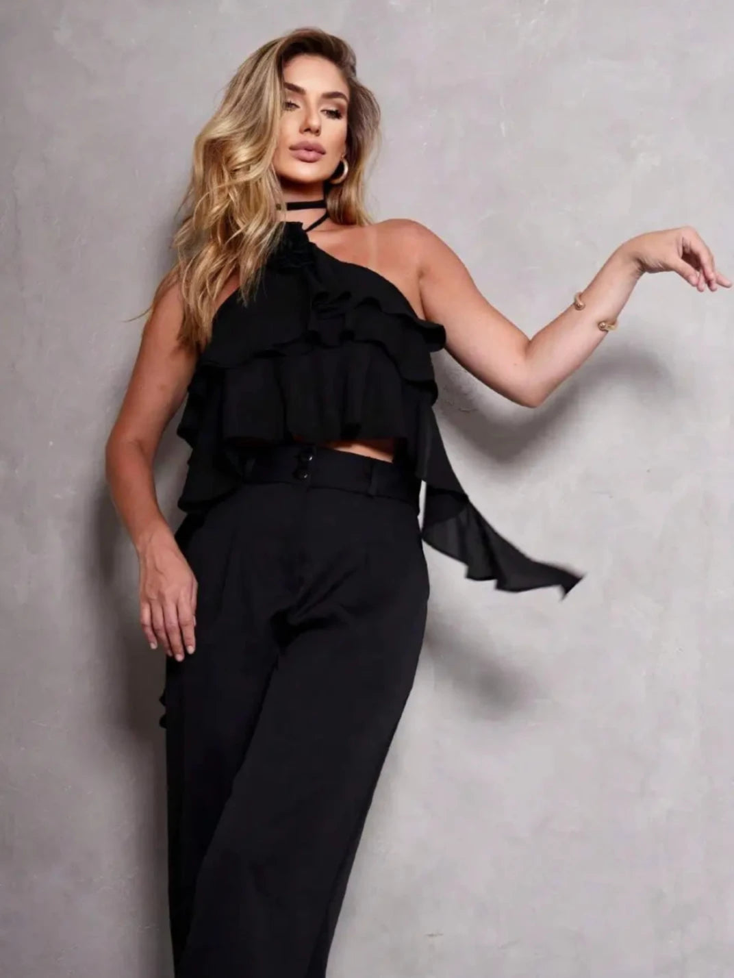 Blusa com Babados Flor Frente Única Preto - EstiloE, Blusa Feminina, Blusa Frente Única, Blusa com Flor, Blusa com Babados, Blusa Feminina Preto, Blusa Preto, Blusinha Feminina