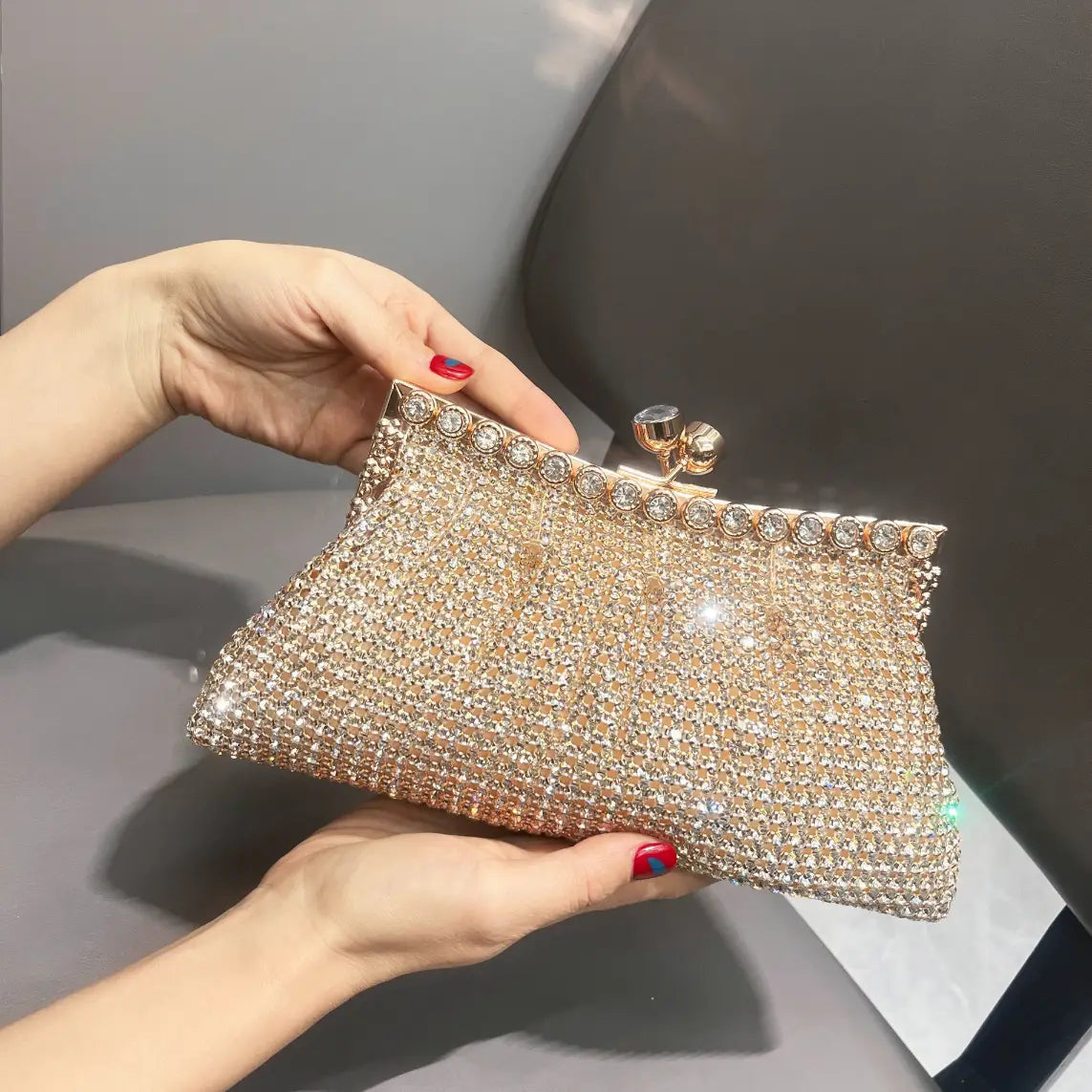 Bolsa Clutch com Strass Dourada - EstiloE, Bolsa Feminina, Bolsa Pequena, Bolsinha Transversal, Bolsa Feminina Pequena, Bolsa Pequena Transversal, Bolsa Clutch, Clutch para Festas, Bolsa de Mão, Bolsa de Festa Dourada, Bolsa Chique, Bolsa de Festa, Bolsinha Dourada, Clutch Dourada, Clutch com Strass